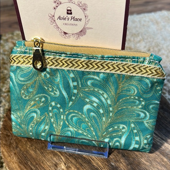 Handmade Avie's Place Green and Gold Zippered Small Essentials Pouch NWT - Picture 2 of 9